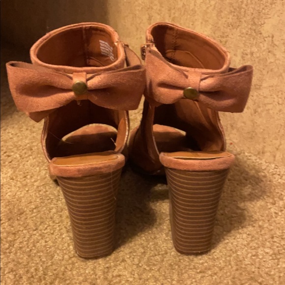 Pink open toe and heel, heels. - Picture 2 of 3